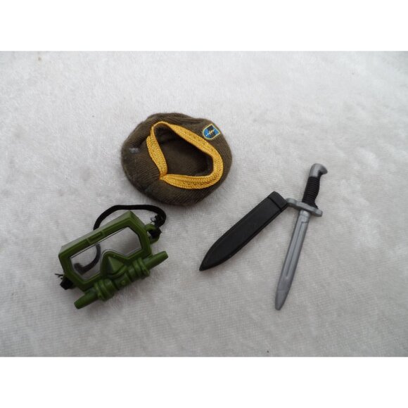 GI Joe Camoflage Uniform with Beret, Mask and Knife - Picture 5 of 7